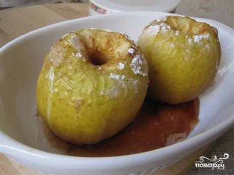 Apples with cinnamon in the microwave