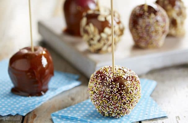 Яблыкі ў карэмелі на палочцы