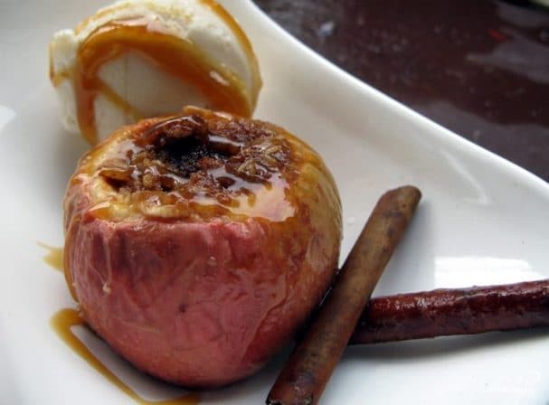 Baked apples in the microwave