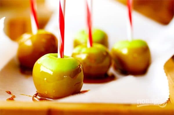 Apple in caramel
