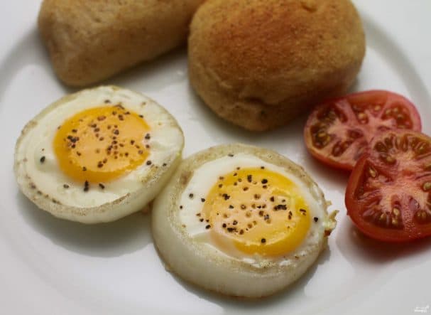 Яйця в цибулевих кільцях