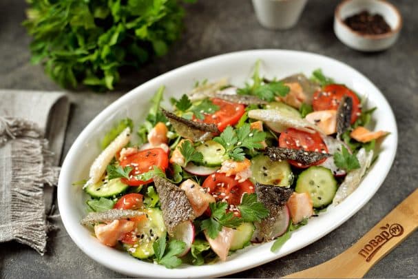 Japanese salad with salmon skin