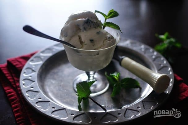 Frozen yogurt with honey