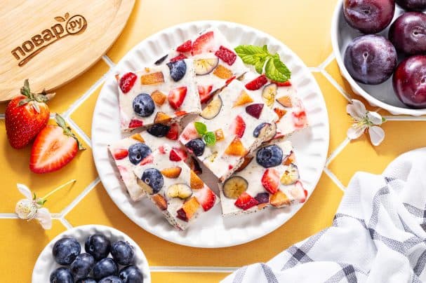 Frozen yogurt with berries