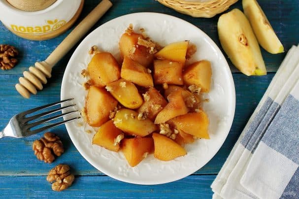 Baked quince with honey