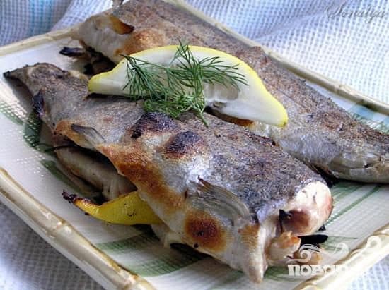 Запеченная форель с огуречным соусом