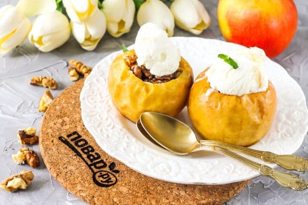Baked apples with ice cream