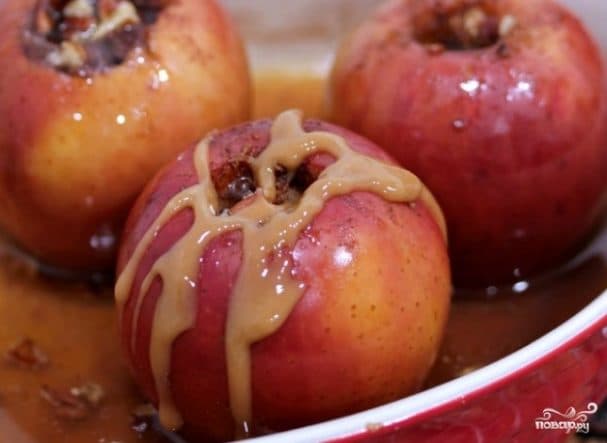 Запечаныя яблыкі ў карацэлі