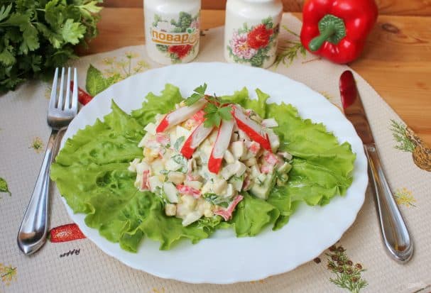 Зелений салат з крабовими паличками