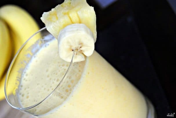 Pineapple-mango smoothie