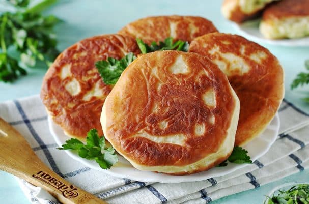 Беляші з картоплею на сковороді