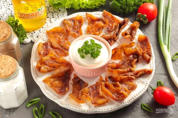 Чыпсы з куранай скуры ў духоўцы