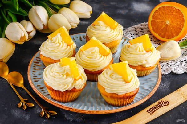 Cupcakes with orange curd