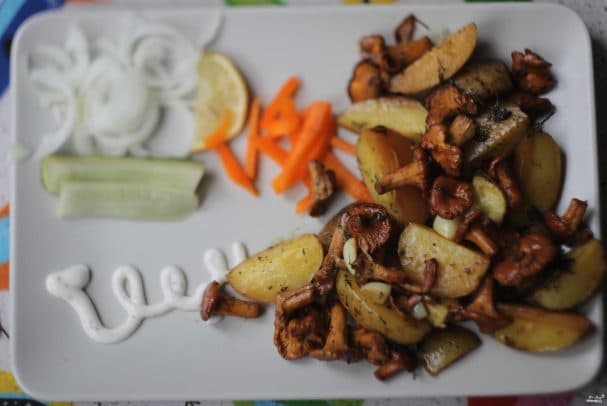 Potatoes baked with chanterelles