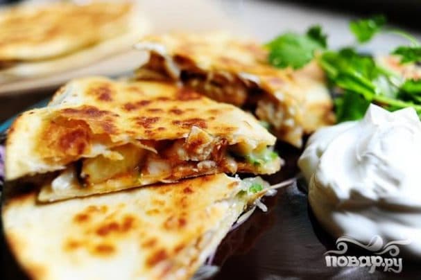 Кесаділья з куркою та ананасами
