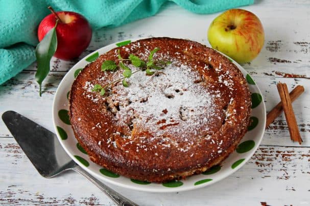 Кето-шарлотка з яблуками