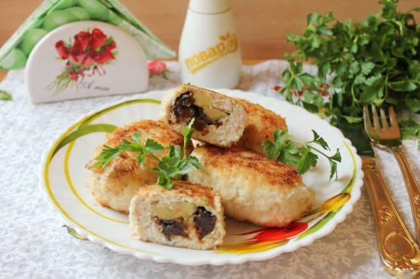 Chicken zrazy with fruit filling