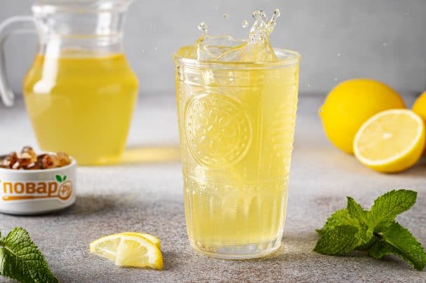 Lemonade with green tea and mint
