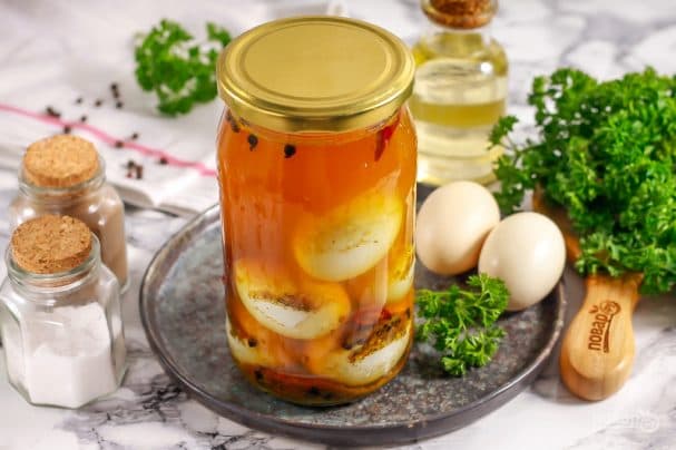 Мариновані яйця в банках