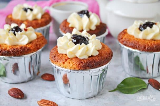 Almond cupcakes