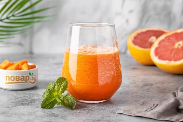 Carrot smoothie with grapefruit