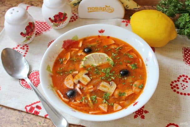 Мясная салянка з грыбамі і фасоллю