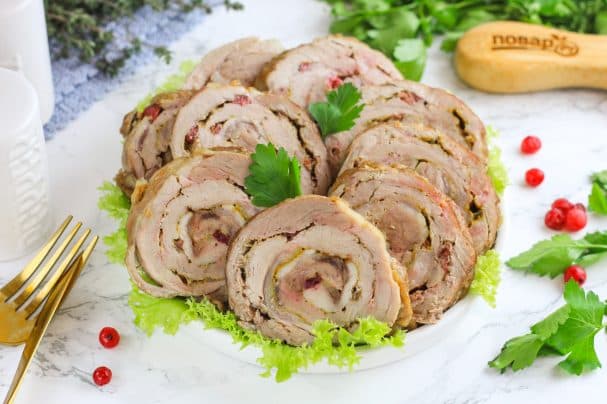 Мясны рулет з брусніцай у духоўцы
