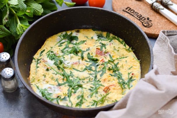 Omelette with tomatoes and arugula