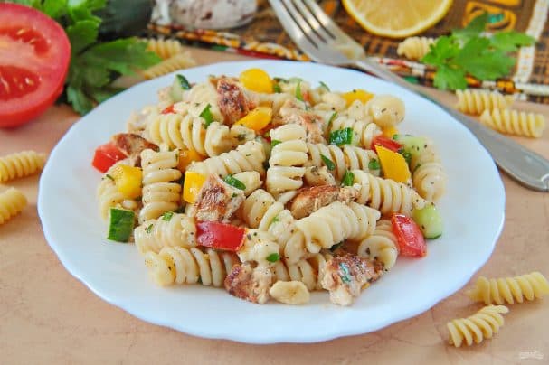 Салата з курыцай і макаронамі