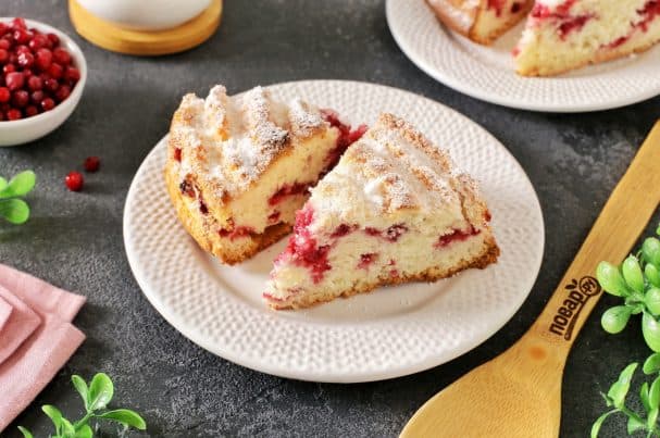 Шарлотка з брусницею