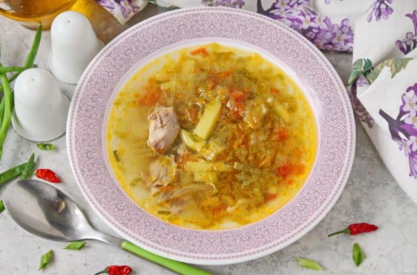 Шчы з маладой капусты з курыцай