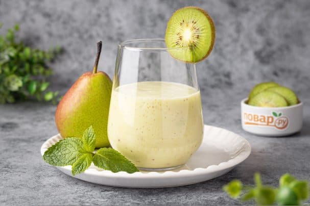 Kiwi and pear smoothie