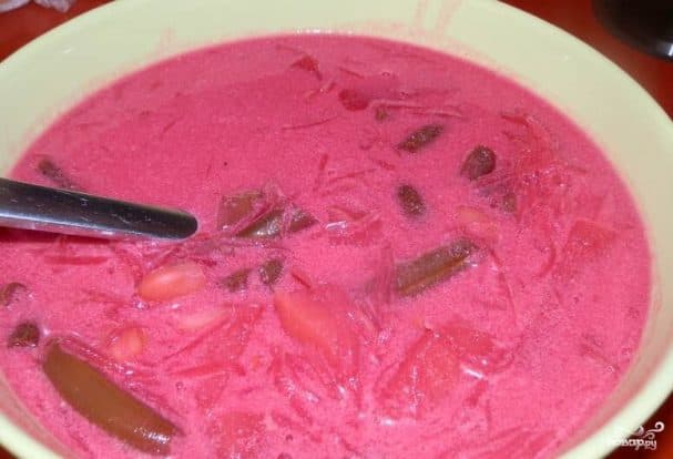 Beet soup with beans