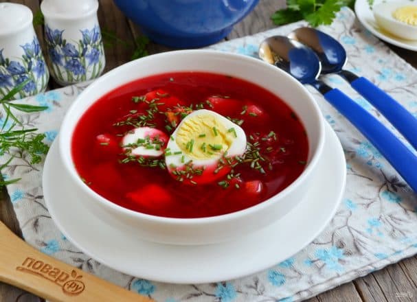 Beet soup with egg
