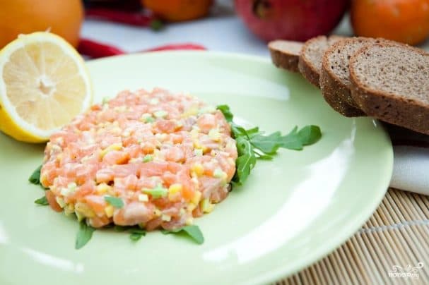 Salmon tartare with avocado