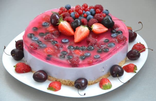 No-bake berry cake