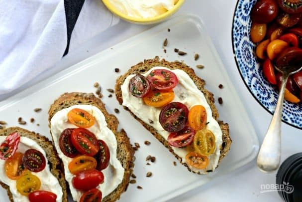 Тости з маринованими помідорами