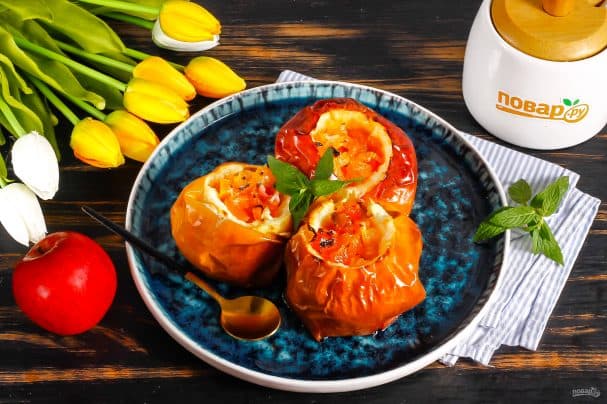 Baked apples with dried apricots