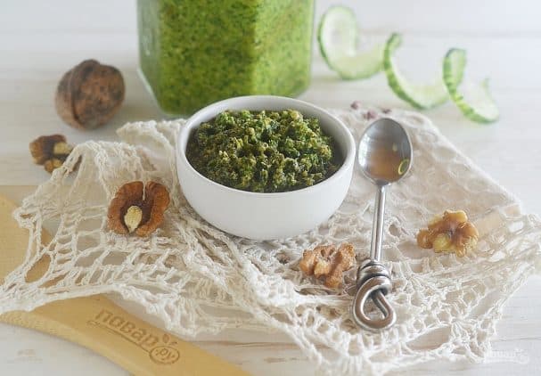 Зялёная аджыка з грецкімі арэхамі