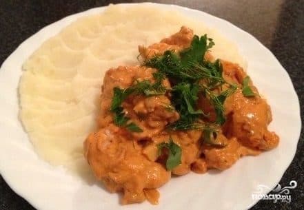 Бефстроганов из курицы со сметаной