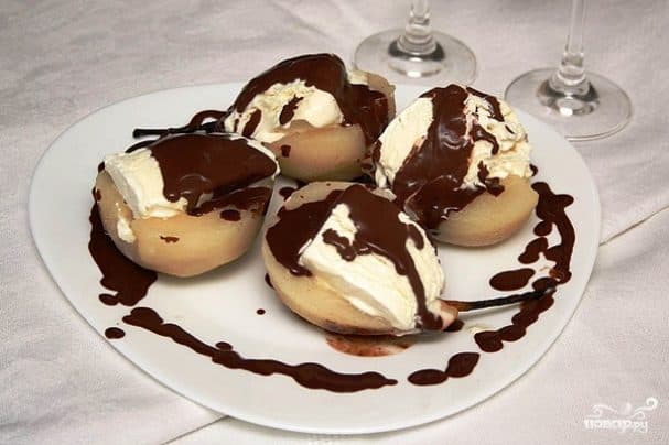Десерт из груш с мороженым