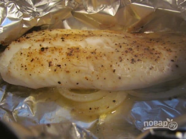 Fish fillet in foil in the oven