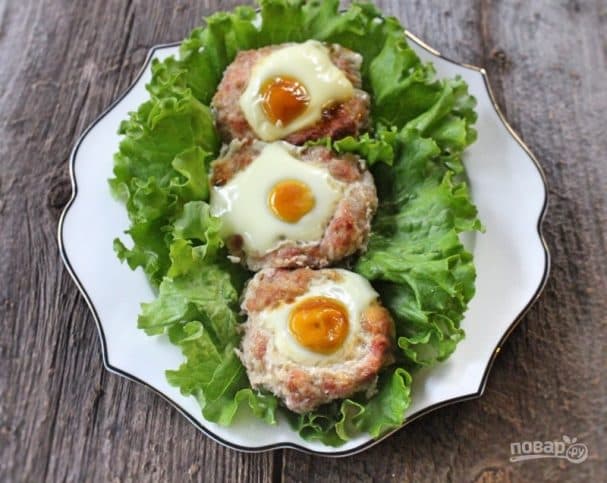 Гнезда из фарша с яйцом