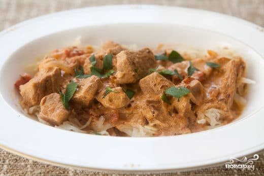 Гуляш из курицы со сметаной