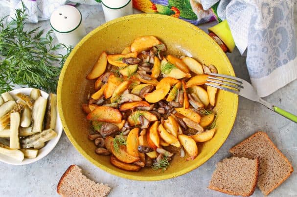 Жареные маслята с картошкой
