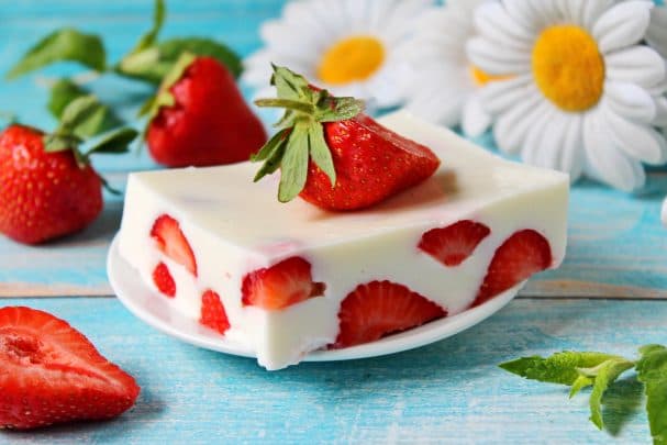 Жэле з ягады маліны і згусьцелым малаком