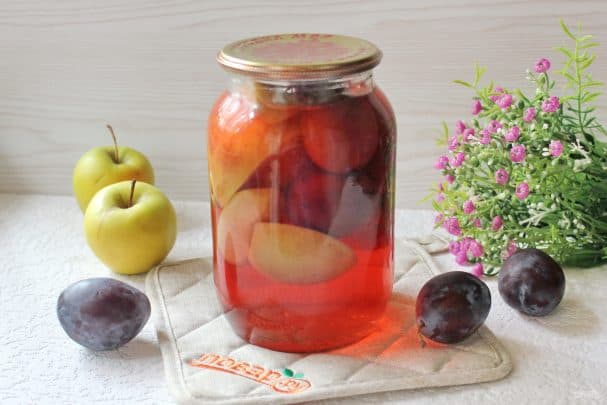 Apple and plum compote for winter