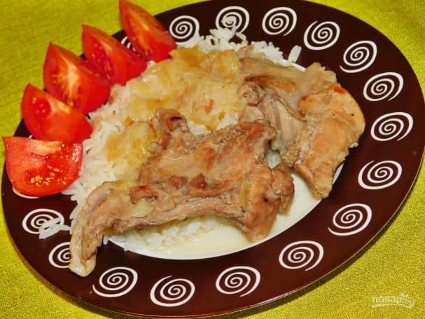 Кролік з яблыкамі і луком