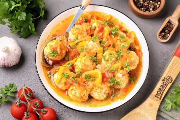 Куриные фрикадельки в томатном соусе
