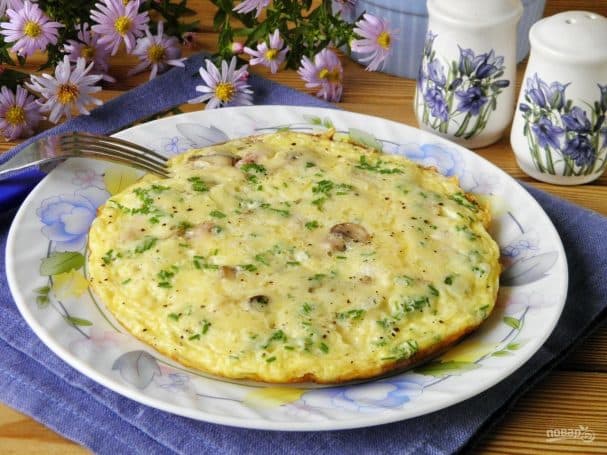 Omelette with ham, mushrooms, and cheese